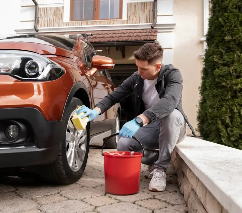 Lavage auto à domicile Rouziers : professionnel intervenant sur un véhicule